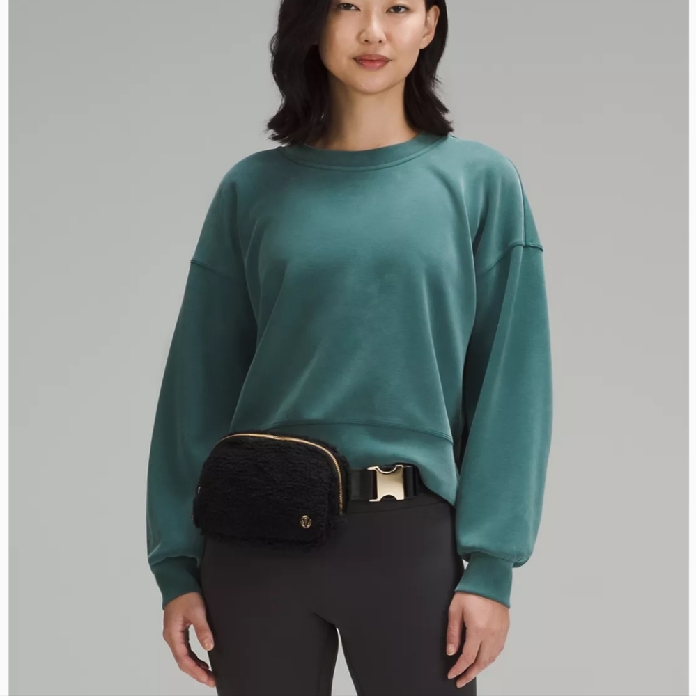 ๐ HOST PICK ๐ LULULEMON EVERYWHERE BELT BAG 1L BLACK AND GOLD FLEECE ๐ค๐ - Picture 6 of 9